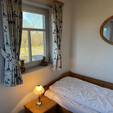 Gemuetliche Doppelhaushaelfte In Apartment Burhave